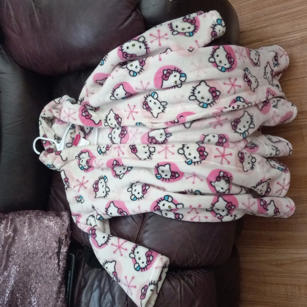 Selling this hello kitty robe
